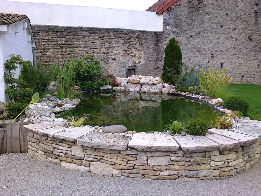 Bassin_et_mur_pierres_seches